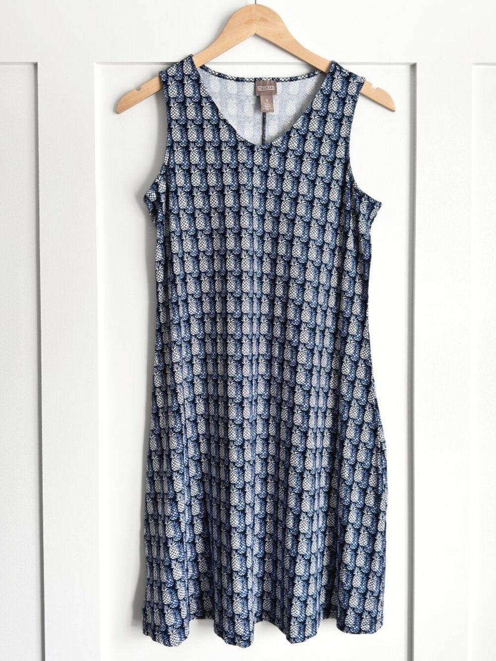 Chico's Pineapple Print Sleeveless Shift Dress Size 1 Medium V Neck Blue White